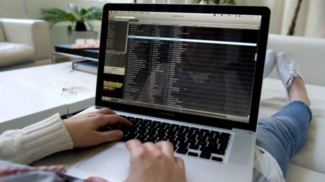 Musica Un usuario busca música en Spotify.