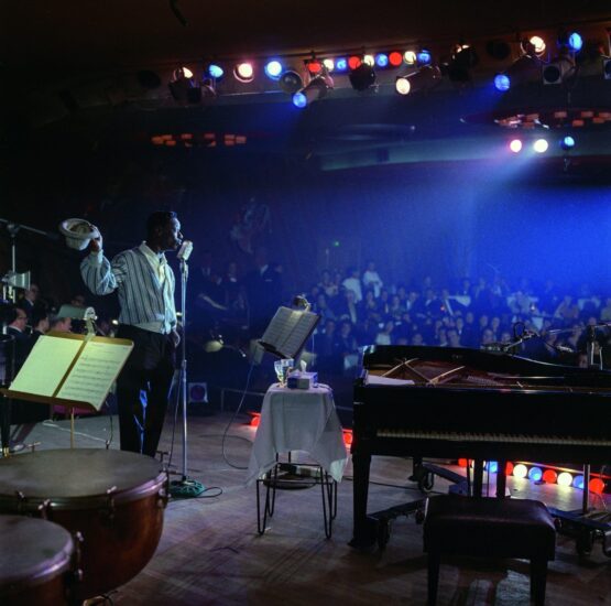 Nat King Cole durante la grabación de su LP en directo 'At the Sands', Las Vegas, enero de 1960