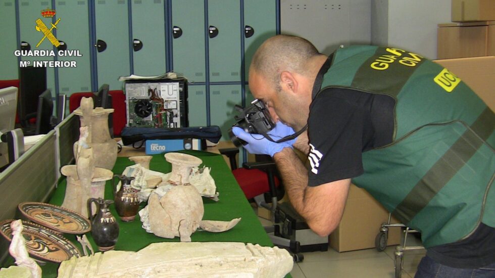 Un agente del Grupo de Patrimonio Histórico de la UCO fotografía piezas recuperadas en uno de los operativos.