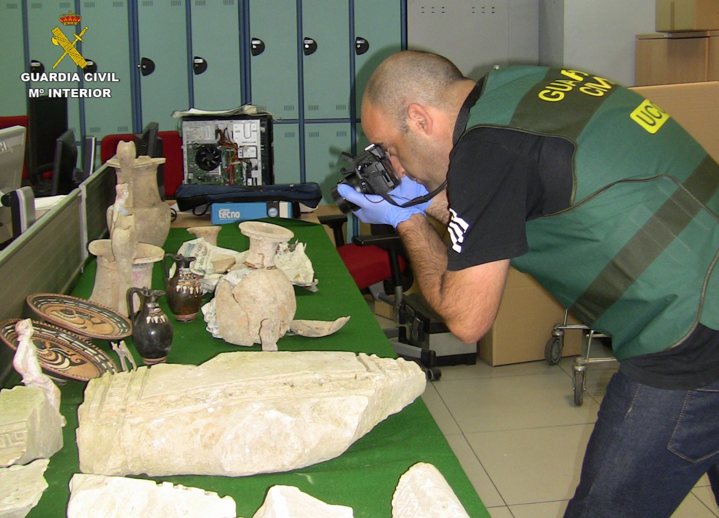 Un agente del Grupo de Patrimonio Histórico de la UCO fotografía piezas recuperadas en uno de los operativos.