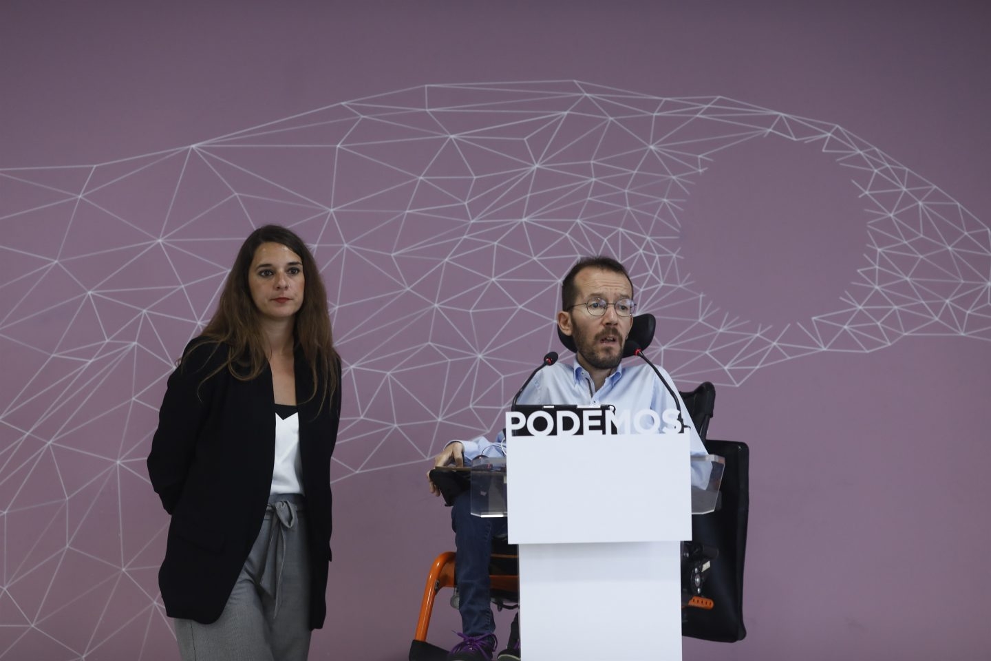 Los portavoces de la ejecutiva de Podemos, Noelia Vera y Pablo Echenique, abogan por frenar a Marine Le Pen.