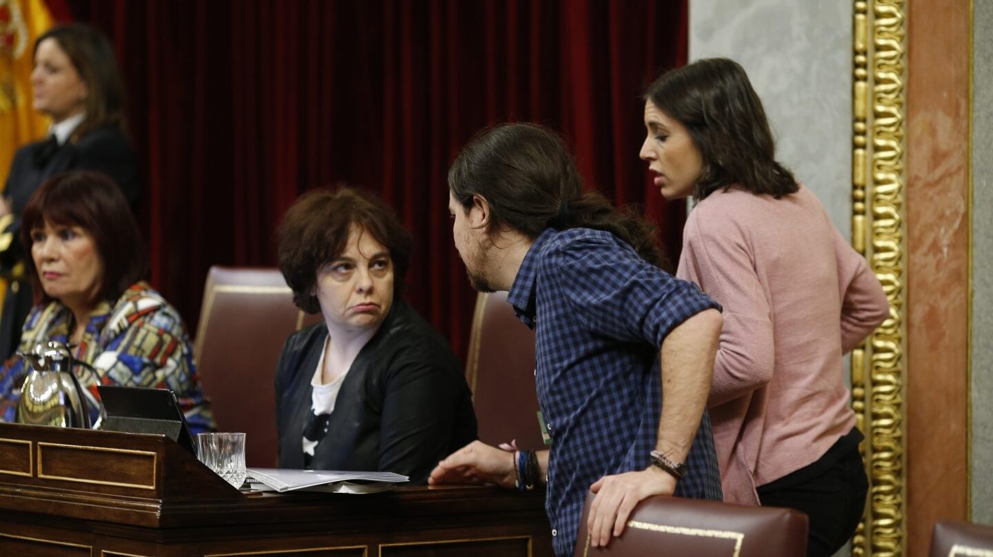 La diputada y miebro del departamento legal de Podemos, Gloria Elizo, junto al líder del partido, Pablo Iglesias, anuncia su personación en la Operación Lezo.