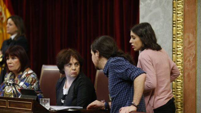La diputada y miebro del departamento legal de Podemos, Gloria Elizo, junto al líder del partido, Pablo Iglesias, anuncia su personación en la Operación Lezo.