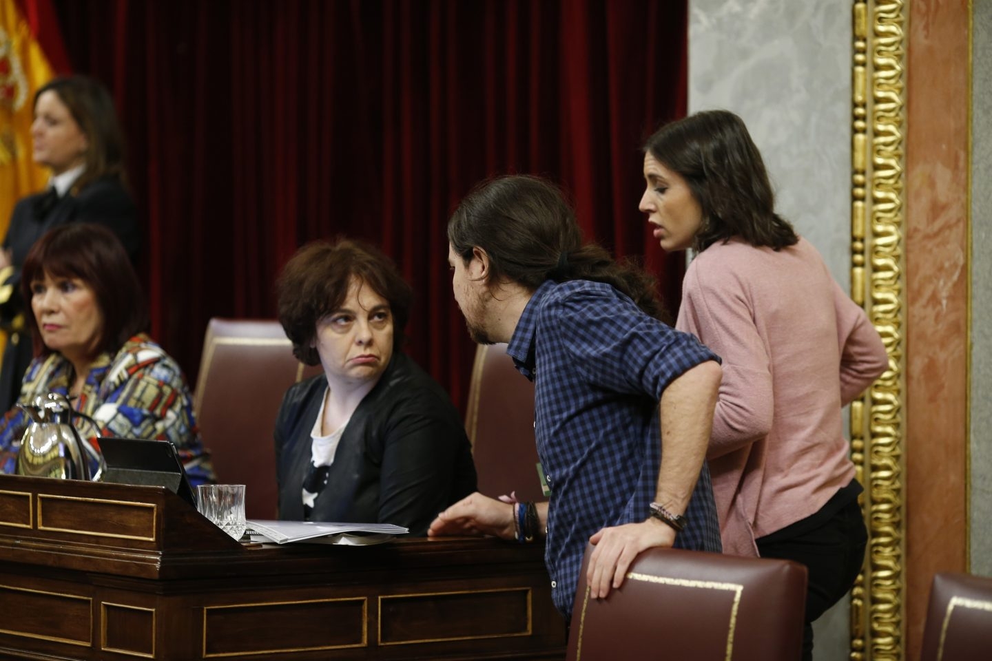 La diputada y miebro del departamento legal de Podemos, Gloria Elizo, junto al líder del partido, Pablo Iglesias, anuncia su personación en la Operación Lezo.