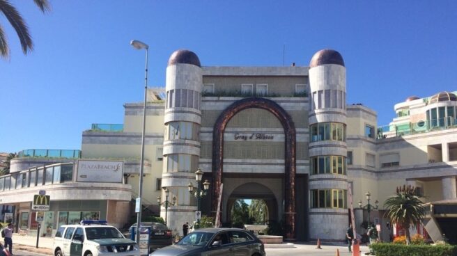 Edificio de Puerto Banús (Marbella) registrado por la Guardia Civil. Edificio de Puerto Banús (Marbella) registrado por la Guardia Civil.