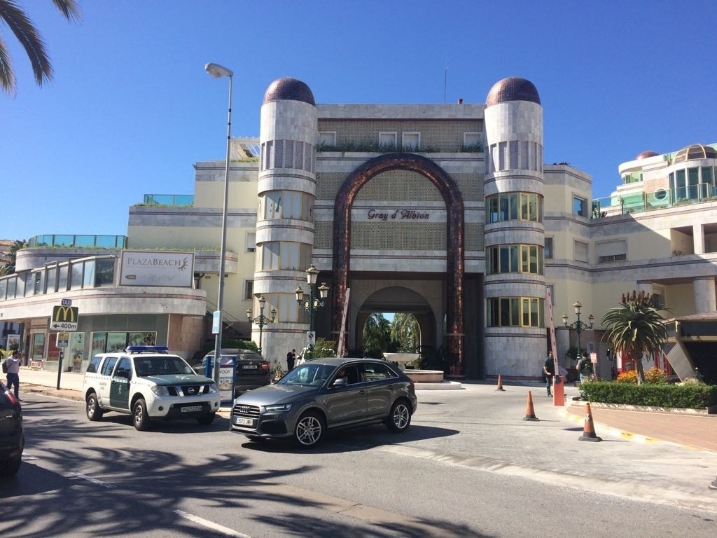 Edificio de Puerto Banús (Marbella) registrado por la Guardia Civil.