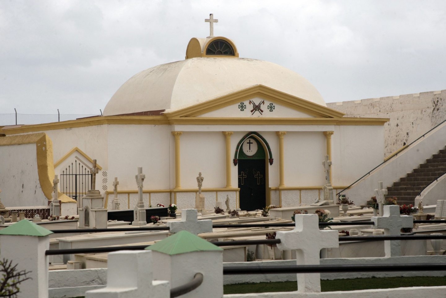 Pabellón militar del cementerio de Melilla donde reposan los restos de Sanjurjo.