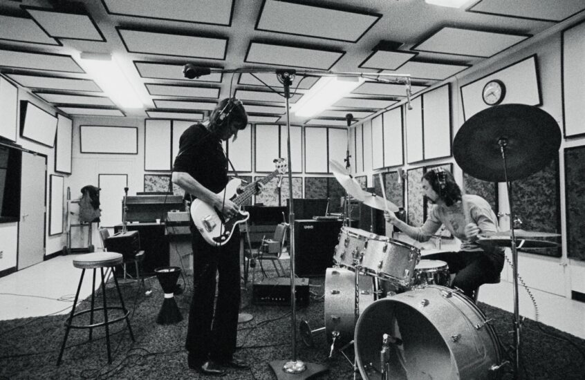 Roger Waters y Nick Mason de Pink Floyd en el estudio a comienzos de 1970.