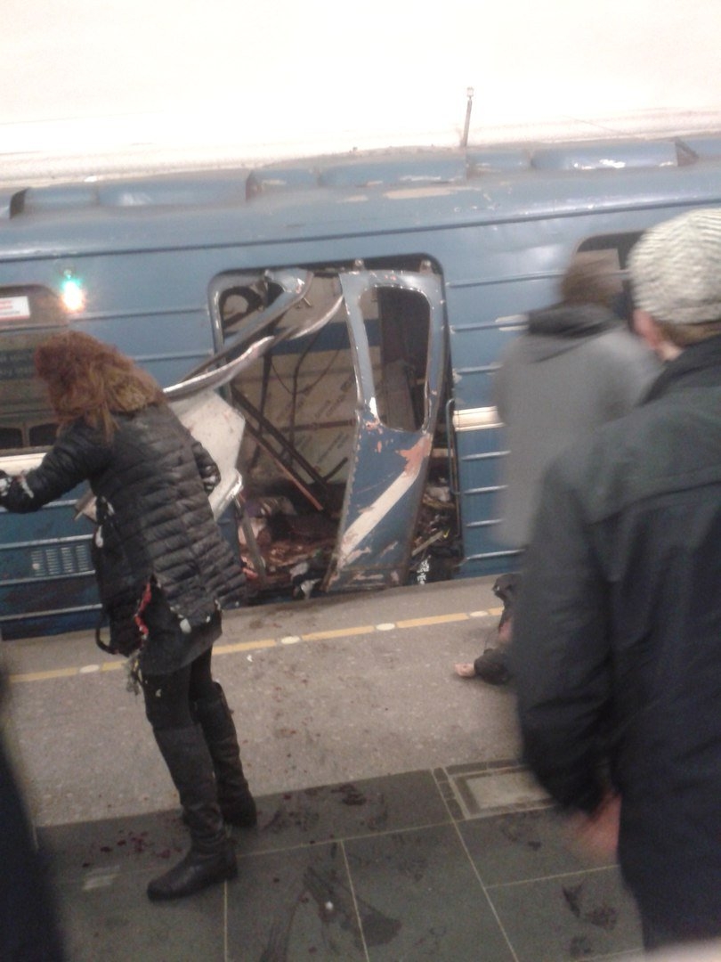 Imagen del metro de San Petersburgo, minutos después de la explosión.