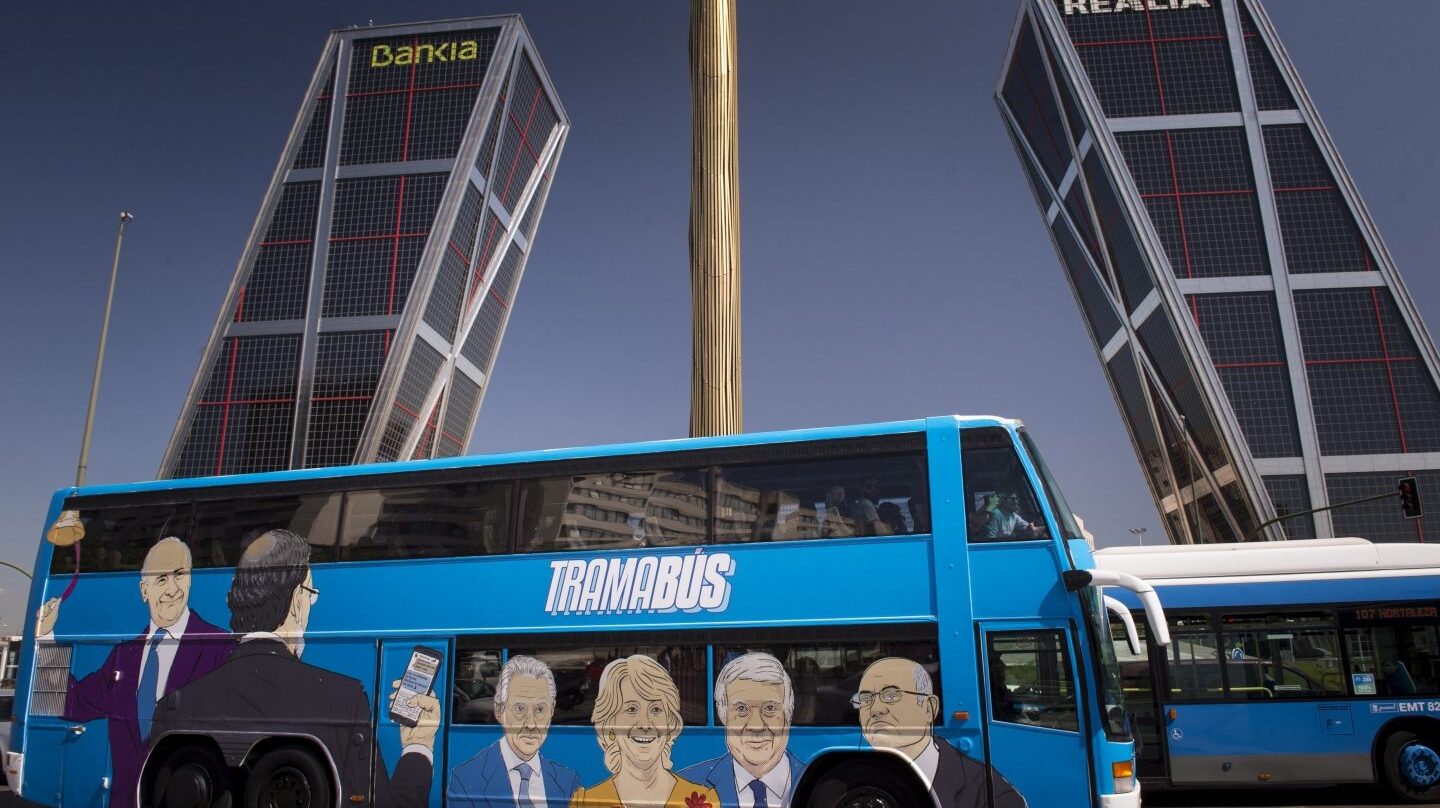 Tramabús de Podemos: Rato, Rajoy, Blesa, Aguirre, Arturo Fernández y Díaz Ferrán.