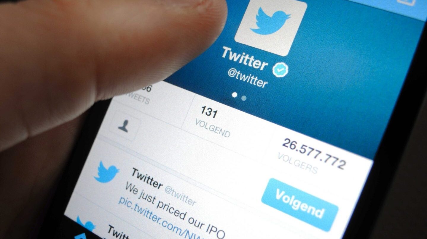 Un perfil de Twitter en el smartphone de un usuario.