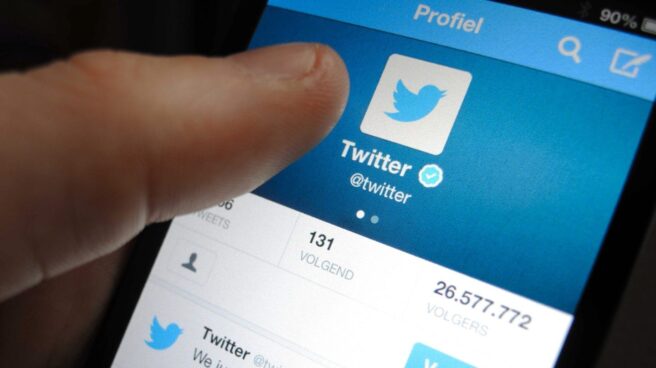 Twitter Un perfil de Twitter en el smartphone de un usuario.