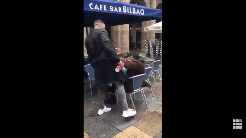 Agreden y llaman "proetarra" a un joven en Bilbao al grito de "¡Arriba España!"