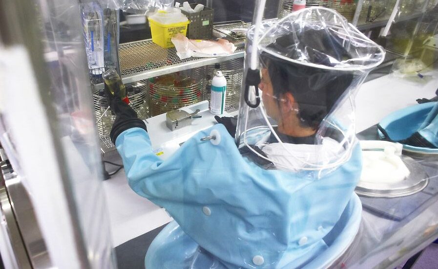 Un trabajador revisa la calidad de la vacuna recién fabricada
