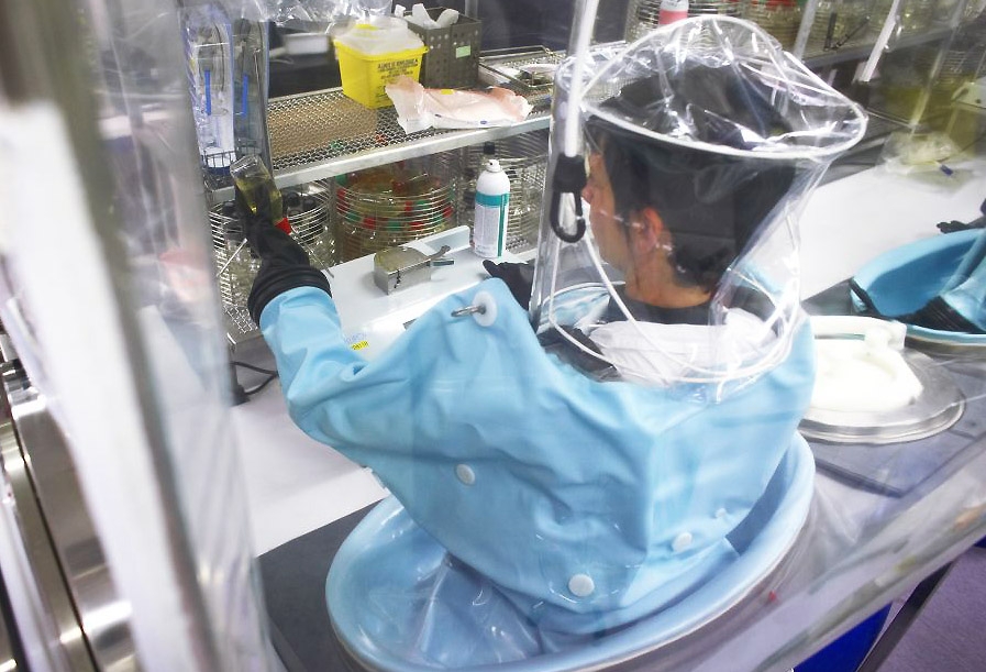 Un trabajador revisa la calidad de la vacuna recién fabricada