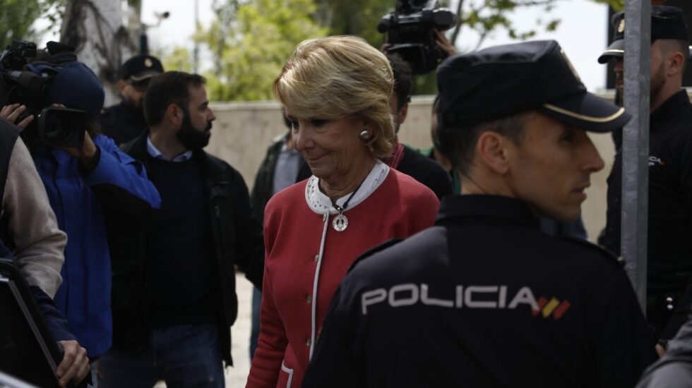 La dimisión de Esperanza Aguirre aviva las críticas de la oposición.