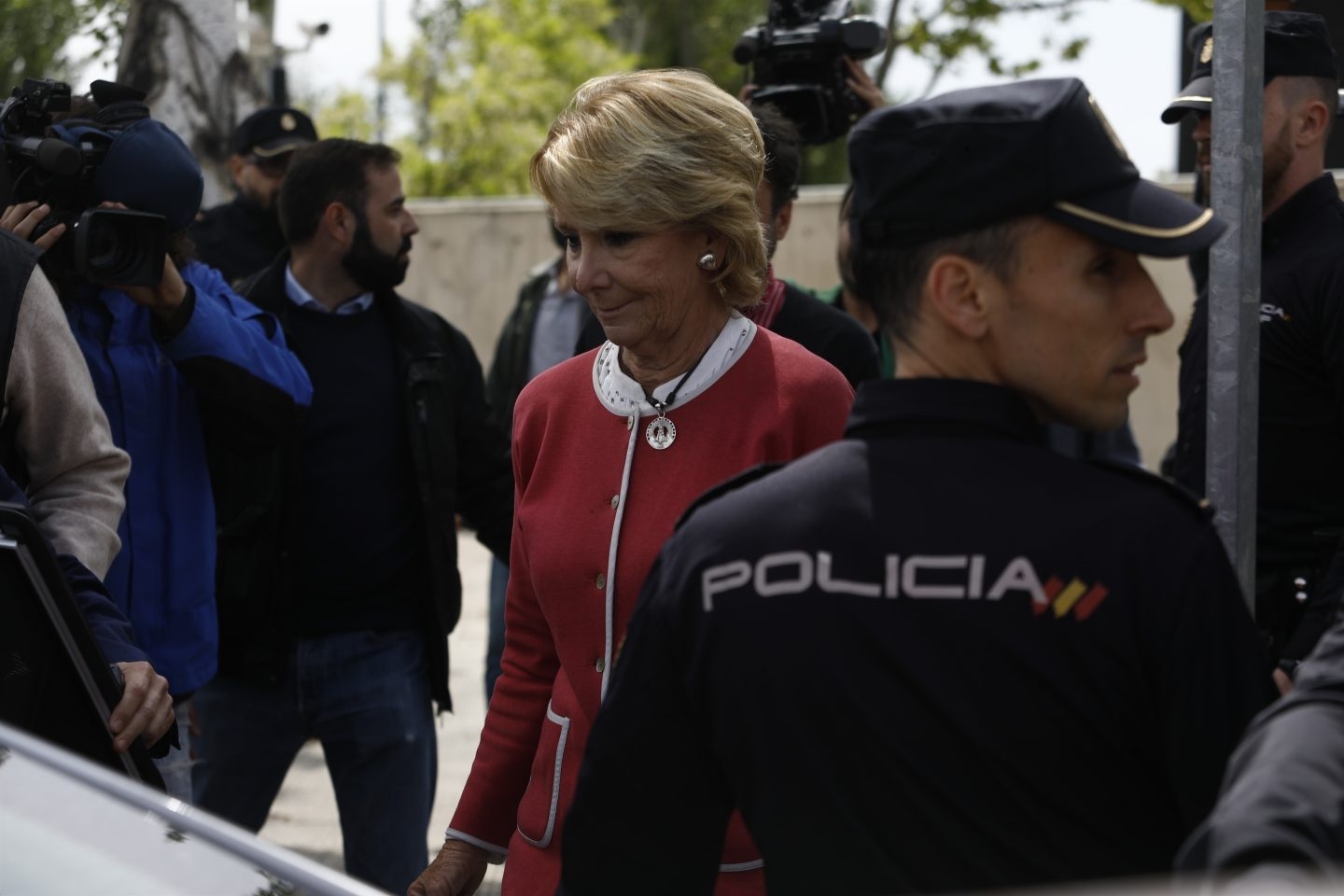 La dimisión de Esperanza Aguirre aviva las críticas de la oposición.