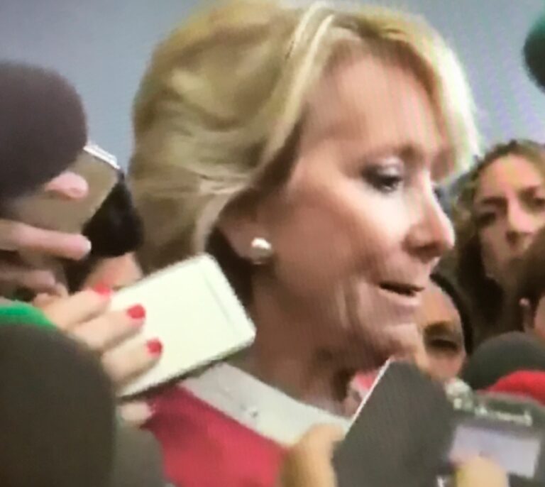 Esperanza Aguirre rompe a llorar: 'Siempre he hecho lo mejor para el contribuyente'