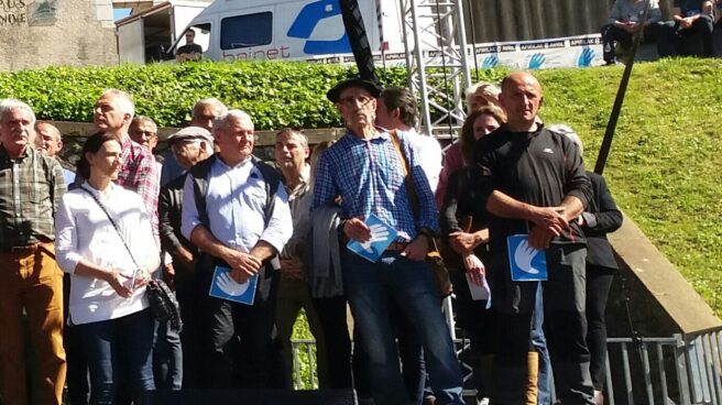 Acto del desarme de ETA en Bayona, con Josu Zabarte, el Carnicero de Mondragón, entre los protagonistas.