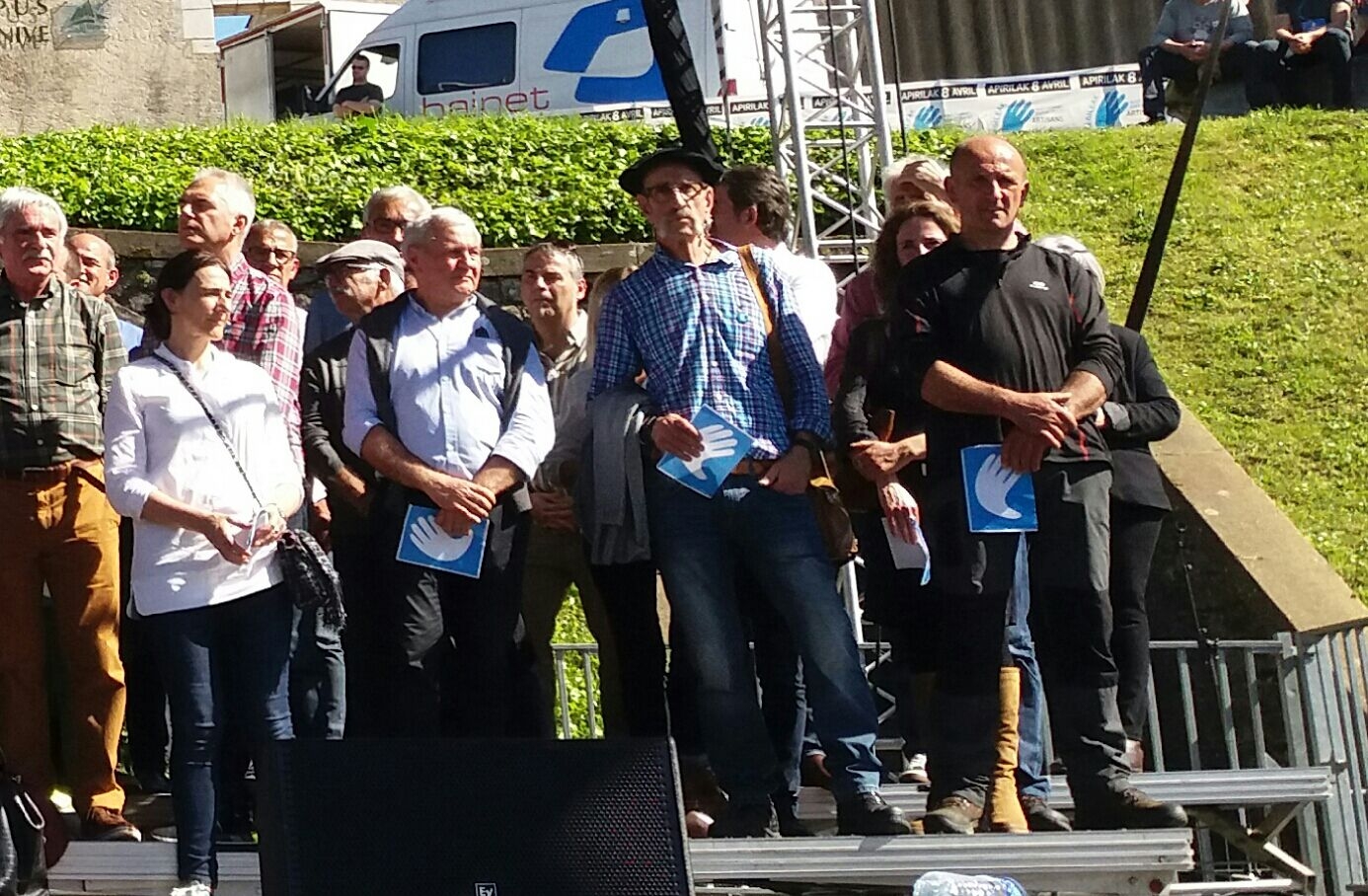 Acto del desarme de ETA en Bayona, con Josu Zabarte, el Carnicero de Mondragón, entre los protagonistas.