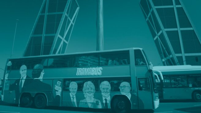 autobus_opi El "Tramabús" de Podemos, en la Plaza de Castilla de Madrid.