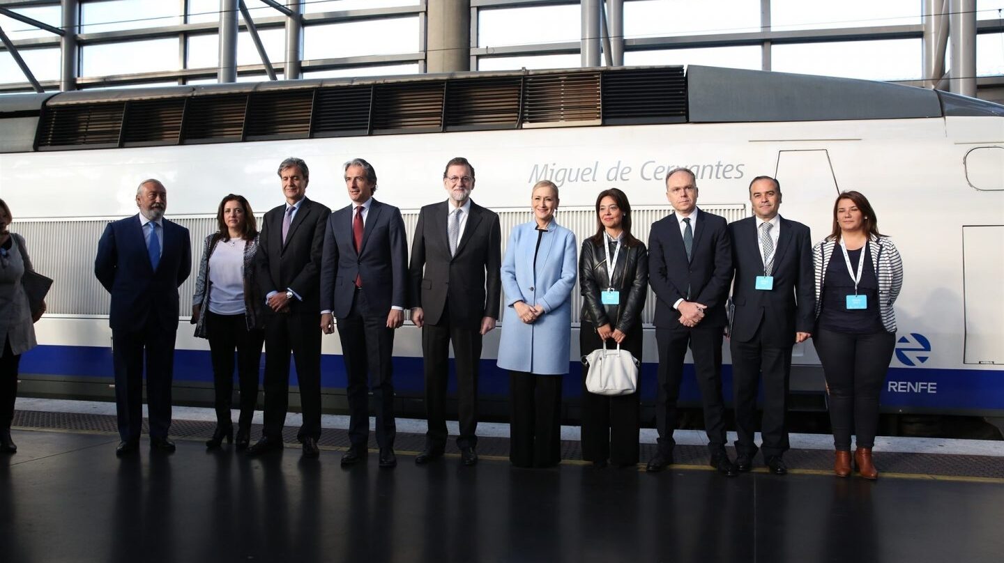 Rajoy, de la Serna, Cifuentes y varios altos cargos posan detrás de un tren idéntico al primero que circuló hace 25 años entre Madrid y Sevilla.