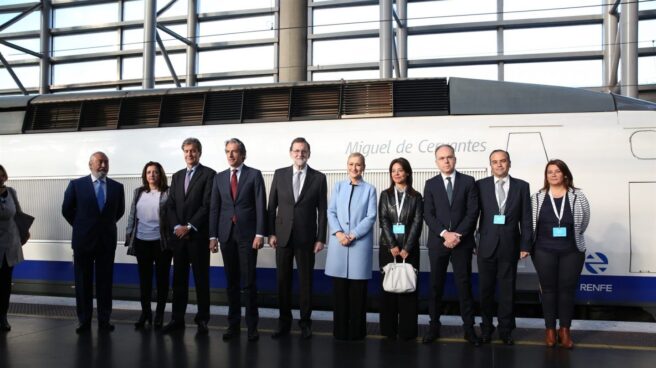 25 años del AVE Madrid-Sevilla, con nuevas tarifas promocionales. Rajoy, de la Serna, Cifuentes y varios altos cargos posan detrás de un tren idéntico al primero que circuló hace 25 años entre Madrid y Sevilla.