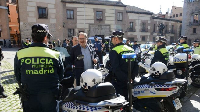 Policías locales de Madrid en moto, junto al edil Javier Barbero (Ahora Madrid)