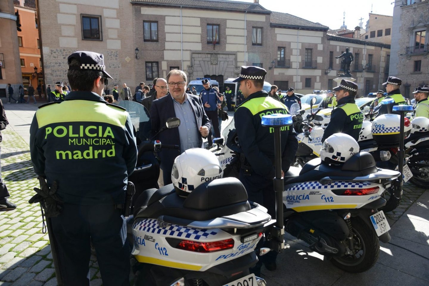 Policías locales de Madrid en moto, junto al edil Javier Barbero (Ahora Madrid)