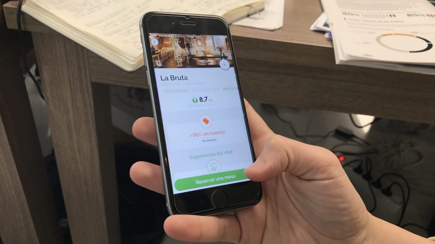 Un usuario realiza una reserva online en un restaurante