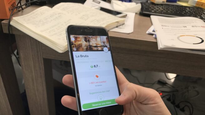 Un usuario realiza una reserva online en un restaurante