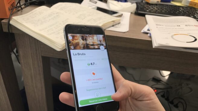 Usuario utilizando móvil Un usuario realiza una reserva online en un restaurante