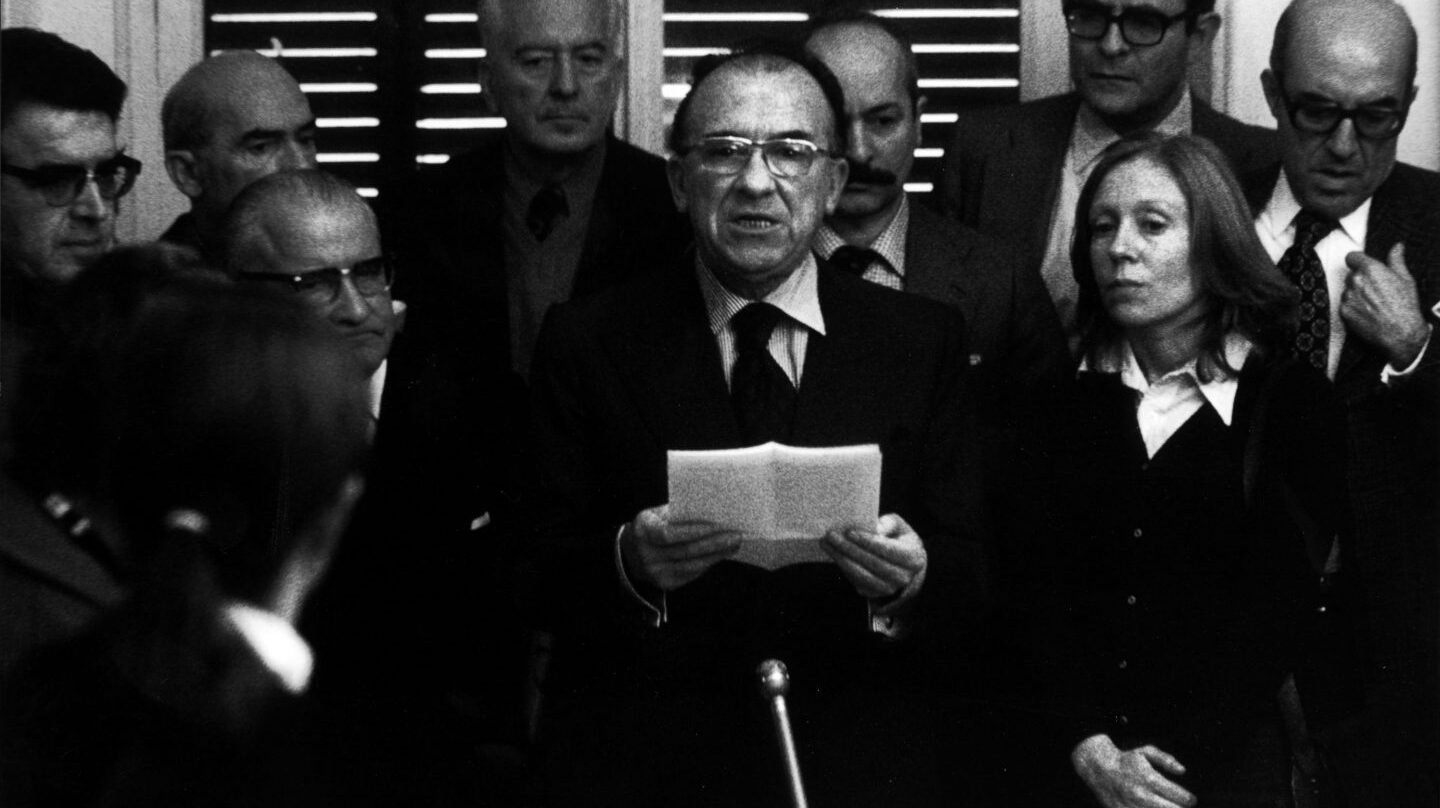 El secretario general del Partido Comunista de España, Santiago Carrillo, da en Madrid una rueda de prensa clandestina, a la que asisten periodistas españoles y extranjeros el 10 de diciembre de 1976.