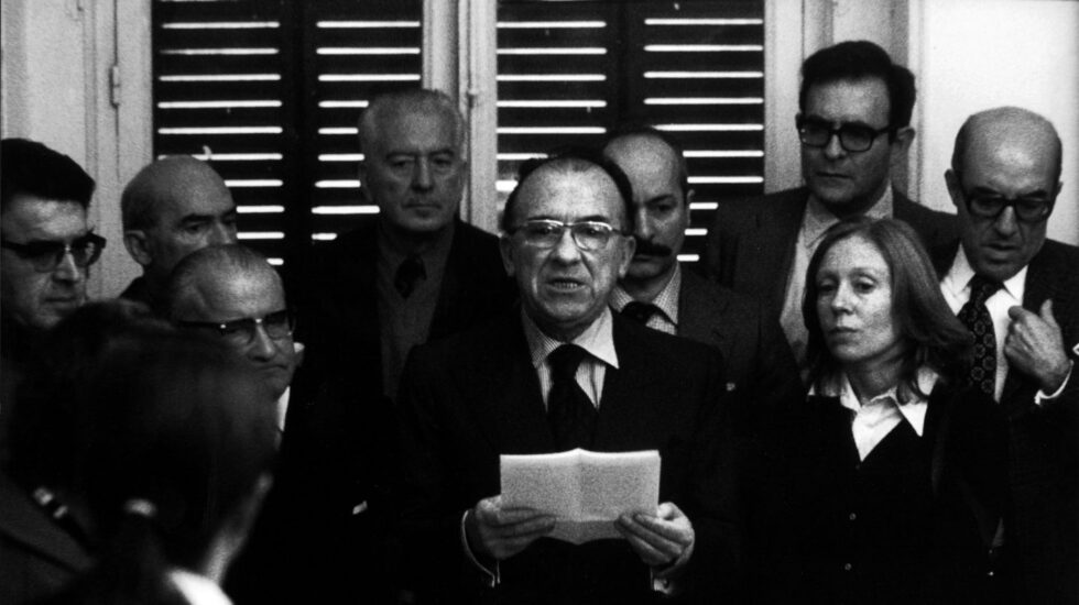 El secretario general del Partido Comunista de España, Santiago Carrillo, da en Madrid una rueda de prensa clandestina, a la que asisten periodistas españoles y extranjeros el 10 de diciembre de 1976.