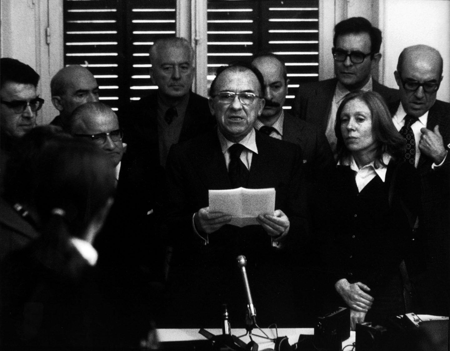 El secretario general del Partido Comunista de España, Santiago Carrillo, da en Madrid una rueda de prensa clandestina, a la que asisten periodistas españoles y extranjeros el 10 de diciembre de 1976.