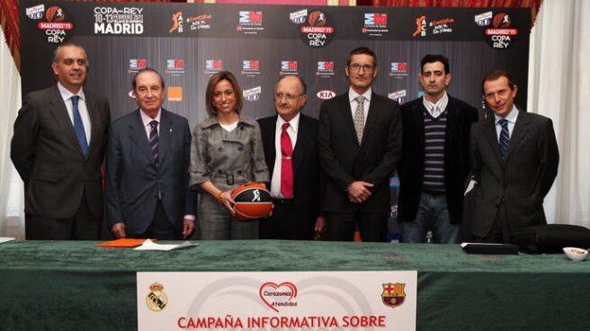 La ministra de Defensa, Carme Chacón, junto con el doctor Petit y representantes de la ACB, la FEB, el F.C Barcelona, el Real Madrid y la Federación Nacional de Afectados por Cardiopatías Congénitas y Adquiridas.