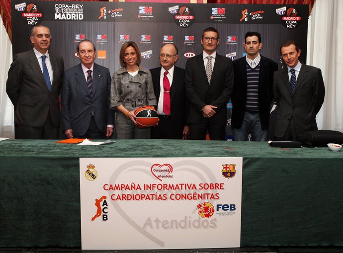 La ministra de Defensa, Carme Chacón, junto con el doctor Petit y representantes de la ACB, la FEB, el F.C Barcelona, el Real Madrid y la Federación Nacional de Afectados por Cardiopatías Congénitas y Adquiridas.