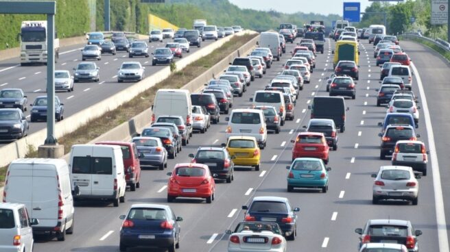 Coches circulando por una carretera.