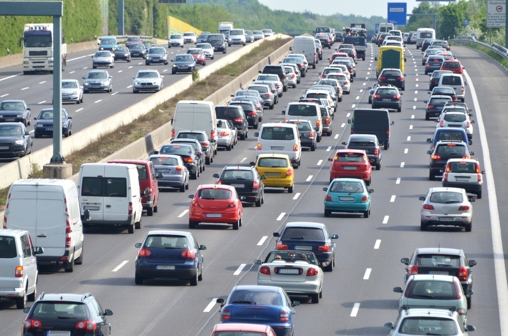 Coches circulando por una carretera.