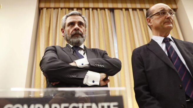 daniel-de-alfonso-mikel-legarda Daniel de Alfonso, al inicio de su comparecencia ante la comisión de investigación junto al diputado Mikel Legarda.