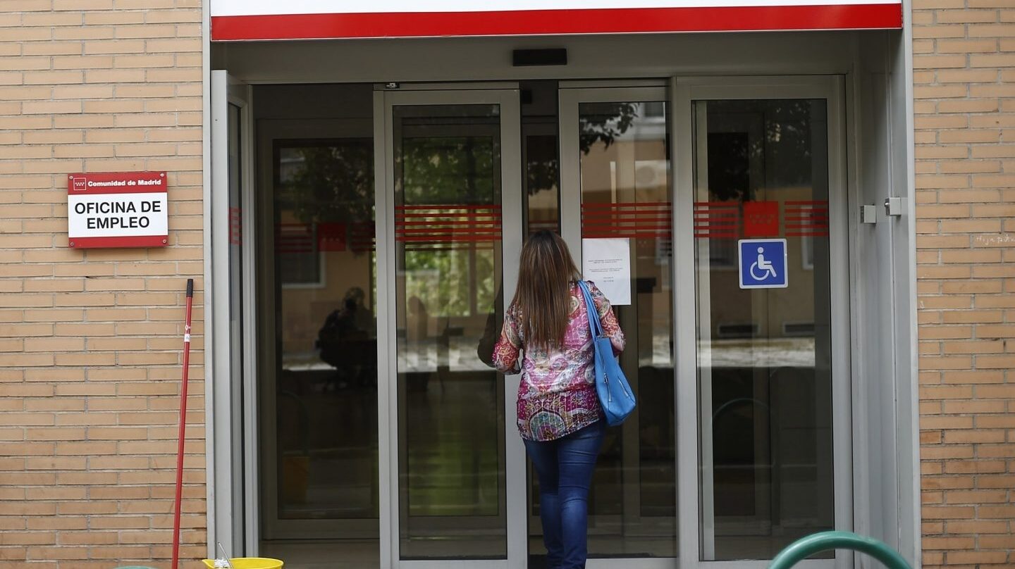Una mujer entra en una oficia de empleo.