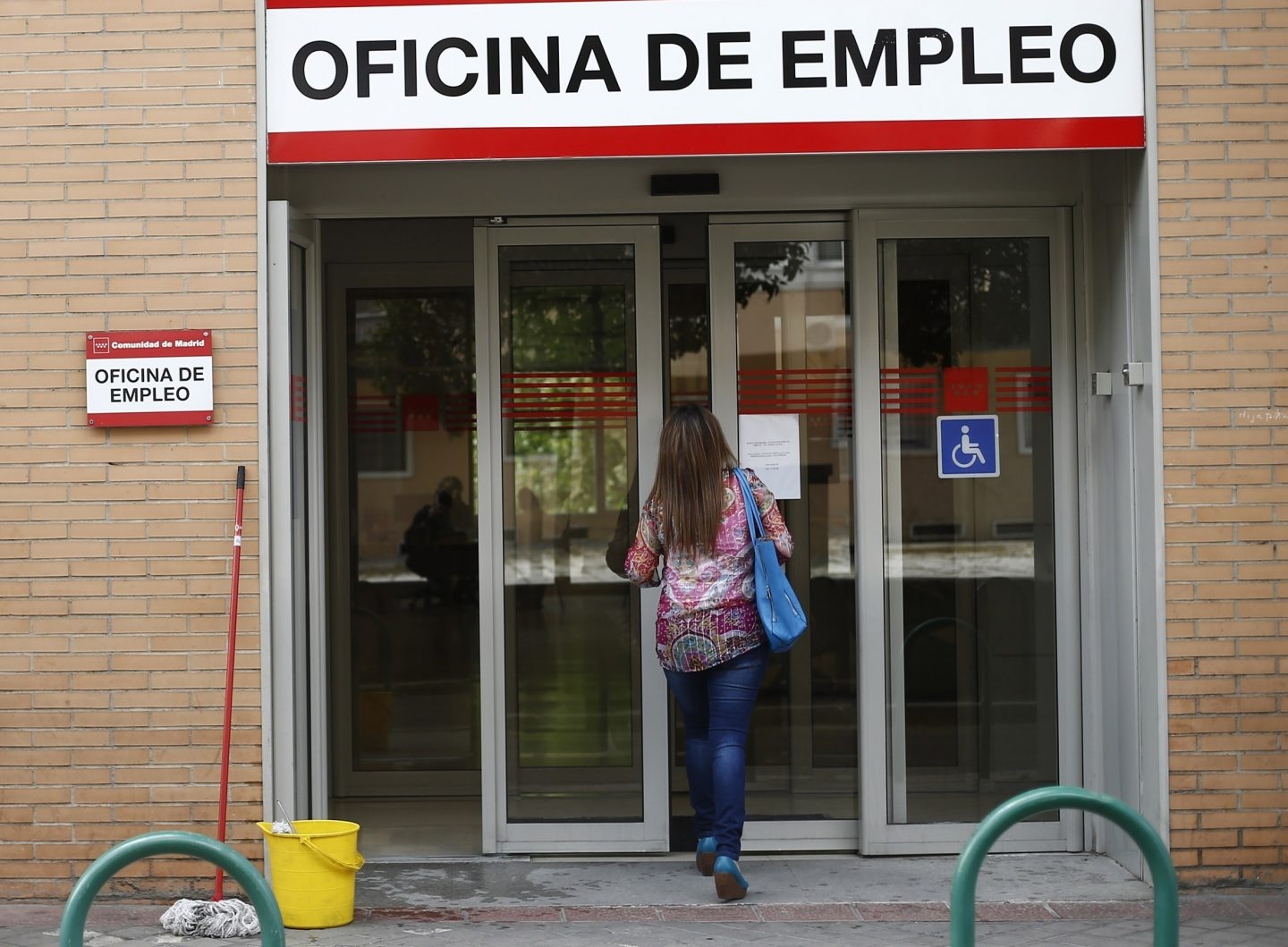 Una mujer entra en una oficia de empleo.