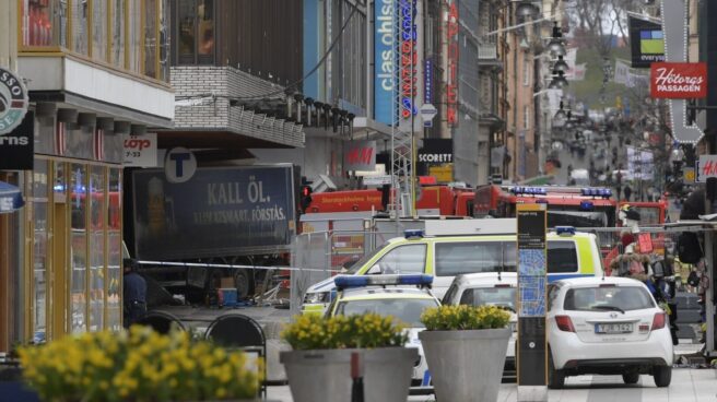 estocolmo-atentado Un camión ha arrollado a la gente en una calle comercial de Estocolmo, povocando la muerte de al menos tres personas.