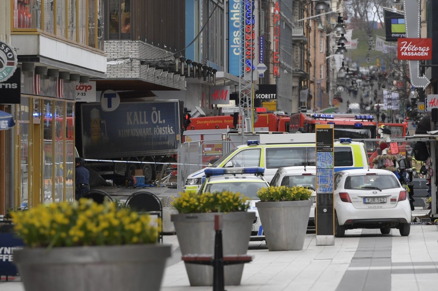 Un camión ha arrollado a la gente en una calle comercial de Estocolmo, povocando la muerte de al menos tres personas.
