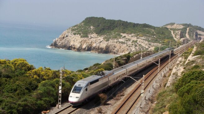 Corredor Mediterráneo: Euromed en Vilanova i la Geltru Los trenes Euromed circulan cerca del recorrido del Corredor Mediterráneo