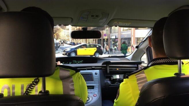 guardia Dos guardias urbanos de Barcelona, durante una patrulla.