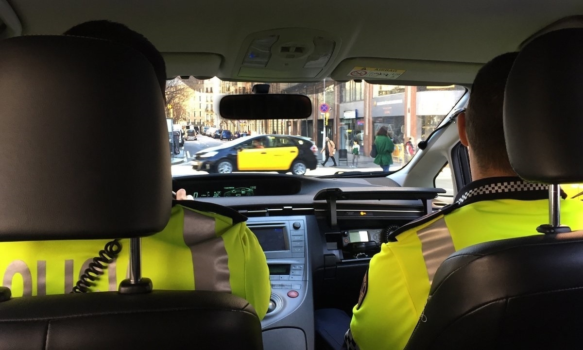 Dos guardias urbanos de Barcelona, durante una patrulla.