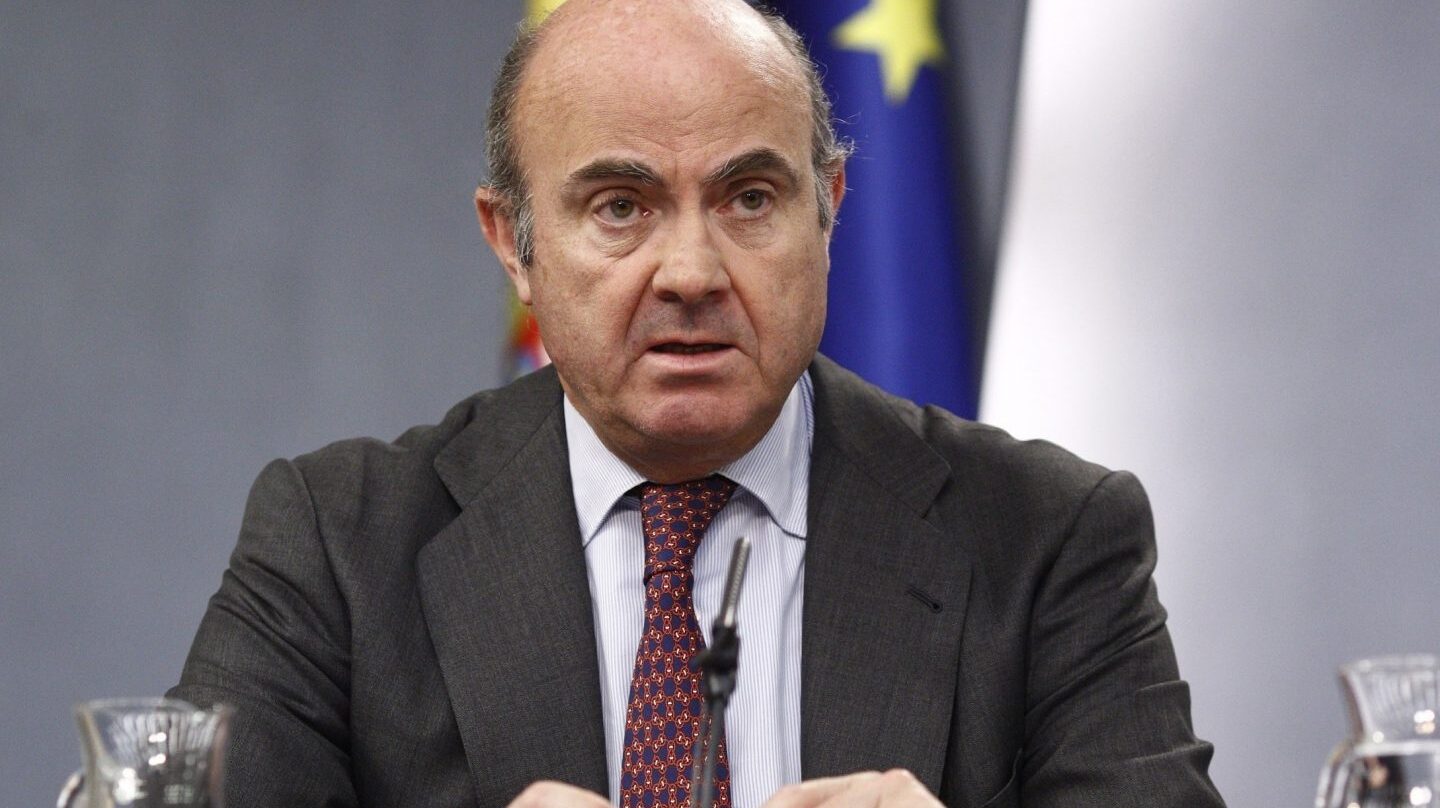 El ministro de Economía, Luis de Guindos, en rueda de prensa tras el Consejo de Ministros.