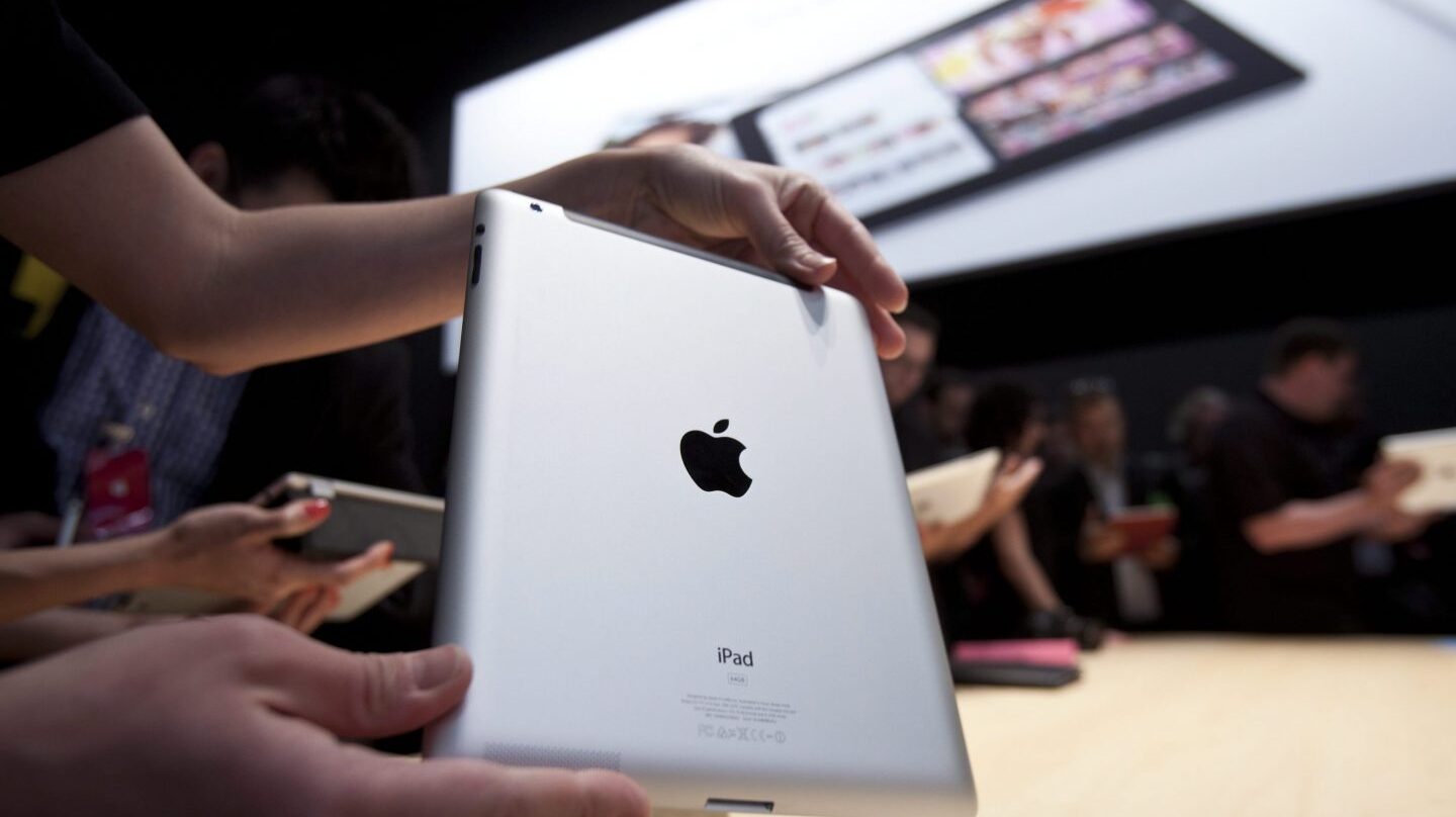 Un usuario sostiene un iPad en una Apple Store.