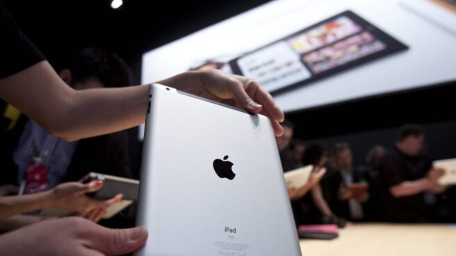 iPad Un usuario sostiene un iPad en una Apple Store.